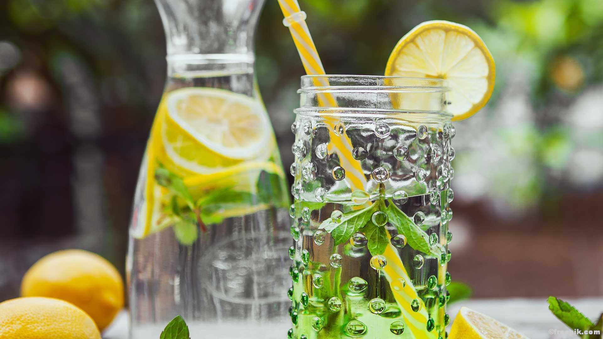 Lebenselixier Wasser – Wie viel Wasser trinkst du tagsüber? – Fitness e!Motion ©freepik.com Wasser Lebenselixier Trinken Flüssigkeitshaushalt