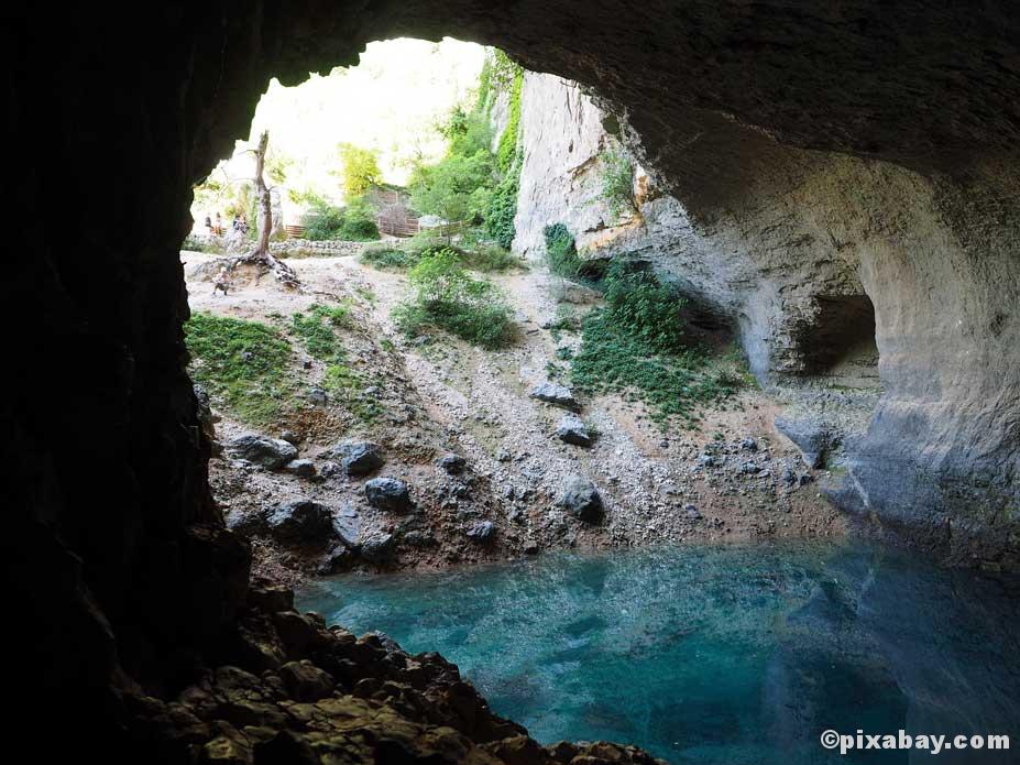 Quellwasser in Höhle